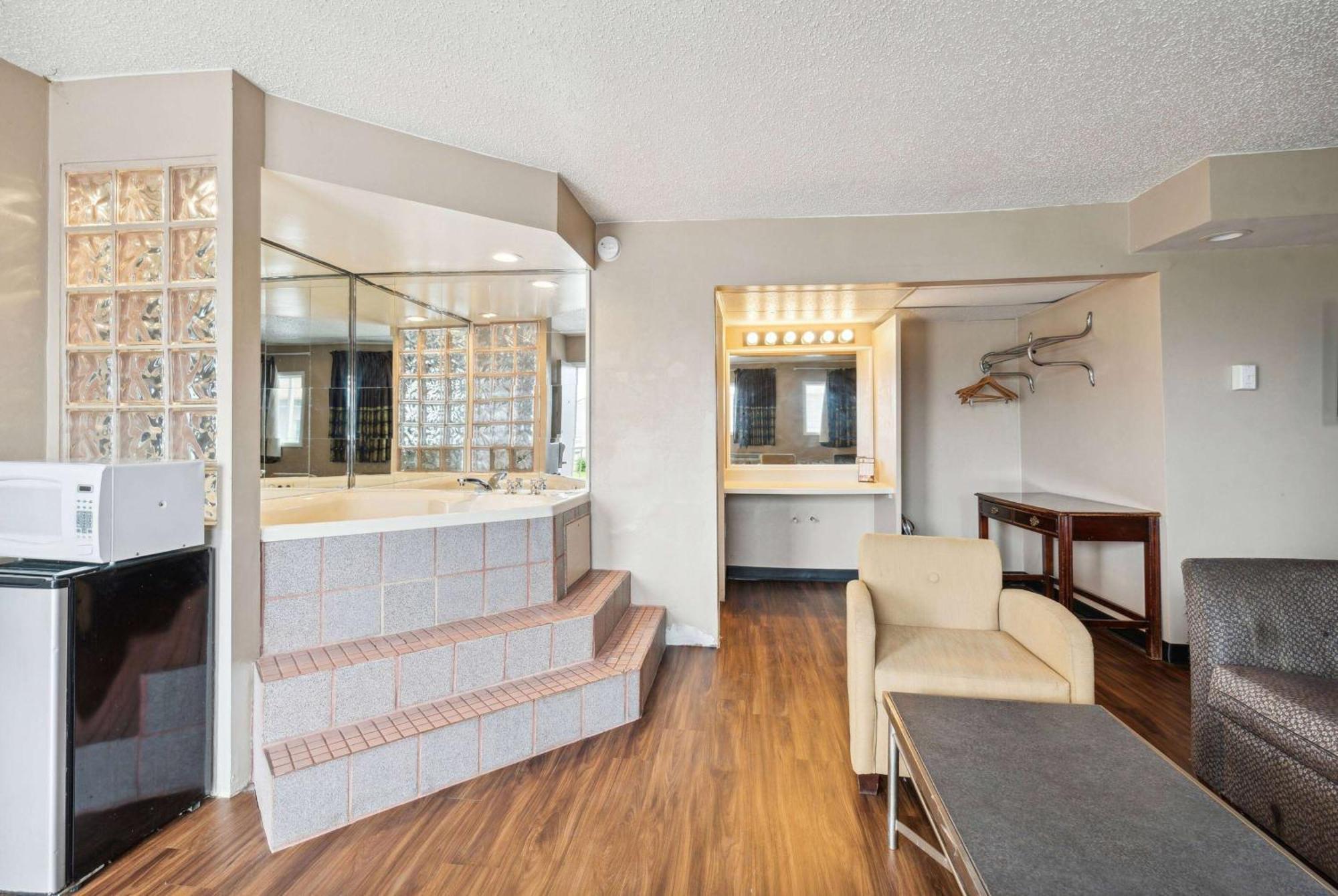 Hotel Super 8 By Wyndham Millbury/Toledo Zewnętrze zdjęcie